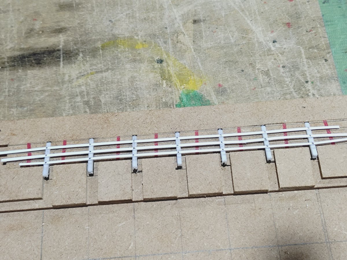 Dd51Dc183's tweet photo. #駅舎
士幌線木野駅製作記　5

駅舎周りのアクセサリー製作
鉄道柵とホームに行くためのゲート、ホーム緑化のためのタイヤ花壇のタイヤを製作。
鉄道柵、少しスパン大きすぎました
(；´∀｀) https://t.co/Z5QgtuFbNR