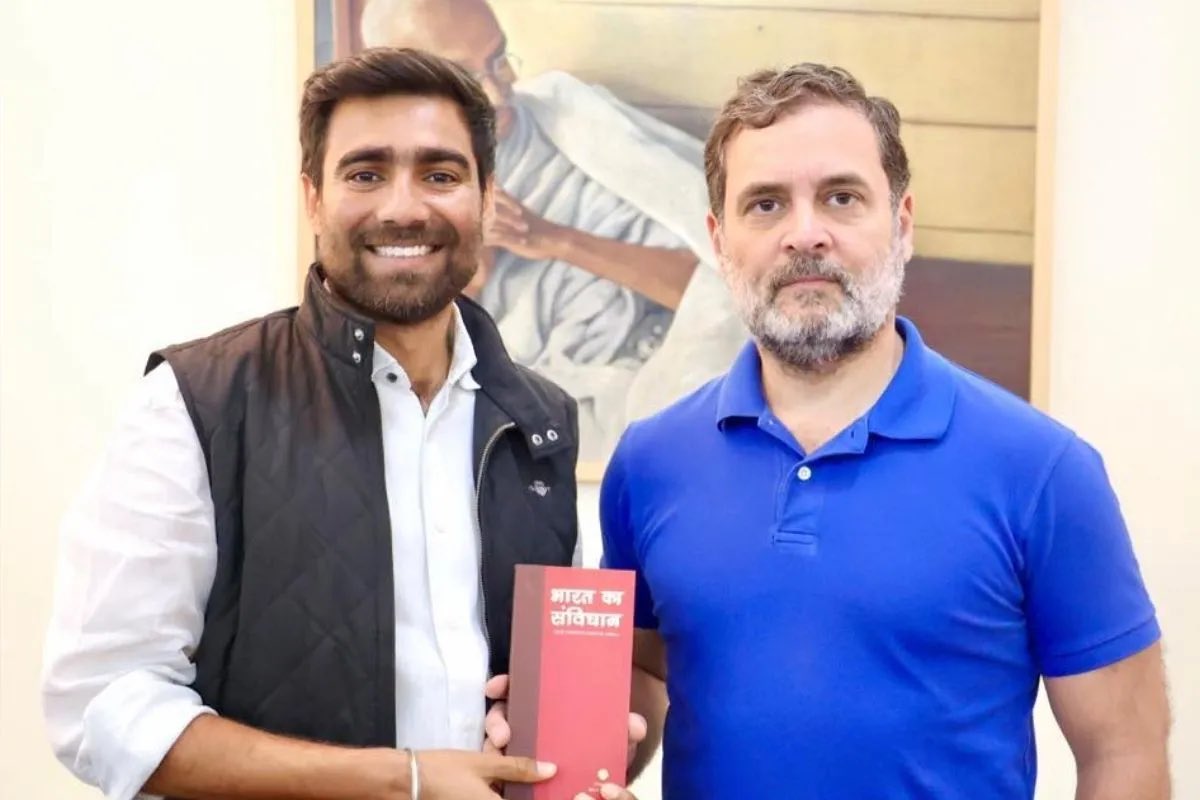 garrywalia_'s tweet photo. ये लड़का पता कौन है 
ये लड़का कोई बड़े घर से नहीं है 
किसी बड़े नेता का बालक नहीं है 

ये है आम घर का लड़का विजय शंकर मीणा . DUSU में इस बार विनोद जाखड़ ने जबरदस्त खेल किया है अमीर घरों के लड़कों को पीछे रख कर एक आम को टिकट दिया है NSUI का . अब देखते है पब्लिक आम को चुनती है या ख़ास को . 

पहले ख़ुद आम घरों के लड़को को वोट नहीं देते है फिर कहते है आम घरों के लड़को को टिकट नहीं मिलता है मौक़ा मिला है इस बार खेल कर दो आम जनता ❤️