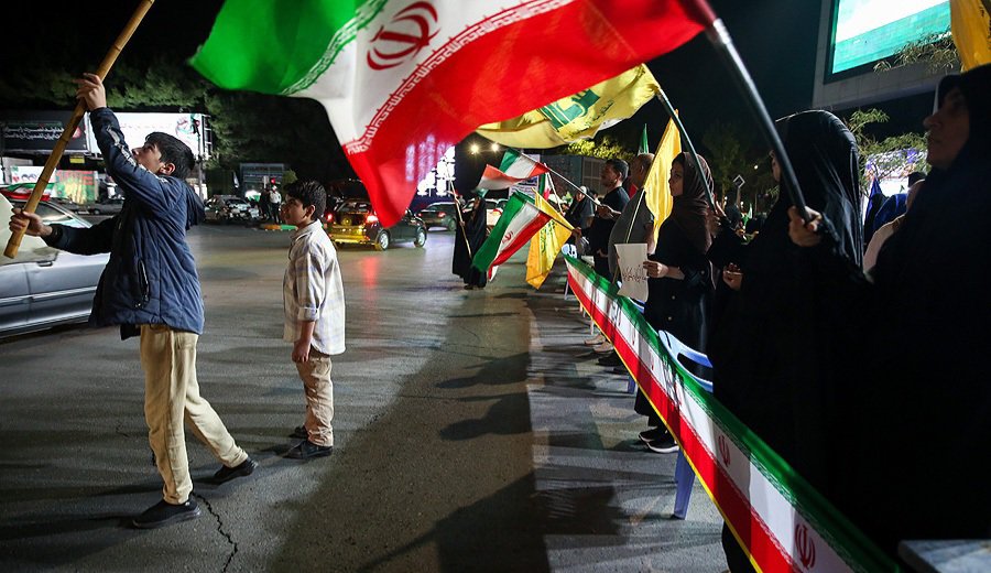 Haneihbanoo's tweet photo. نزدیک به ۲۰۰ شب گذشته، اما ایستادگی همچنان ادامه دارد؛ آدم‌هایی که کنار یکدیگر ایستاده‌اند، تصویری ماندگار از همبستگی و پایداری ساخته‌اند.
#باید_برخاست https://t.co/rC2OcZGd7L