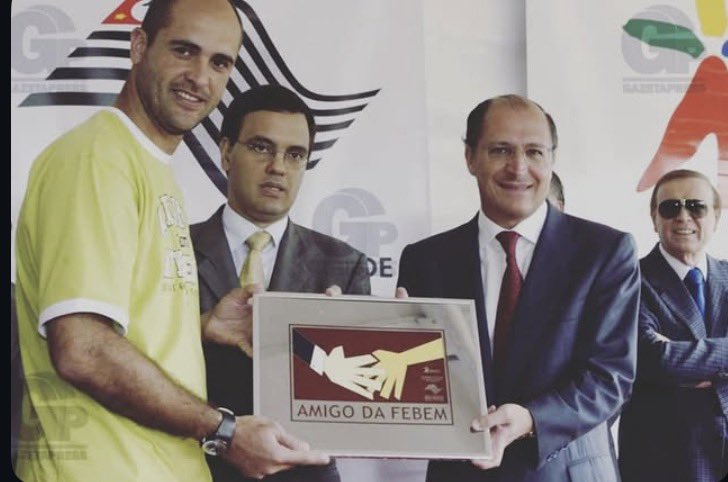 JogueinaSEP's tweet photo. *Foto Aleatória*

Marcão ganhando a placa Amigos da Febem
Alexandre de Moraes com cabelo(ou peruca?)
José Maria Marin com lentes Ambervision procurando por uma medalha disfarçadamente
Ah, e o Geraldo Alckmin https://t.co/zmRSKdmEtH