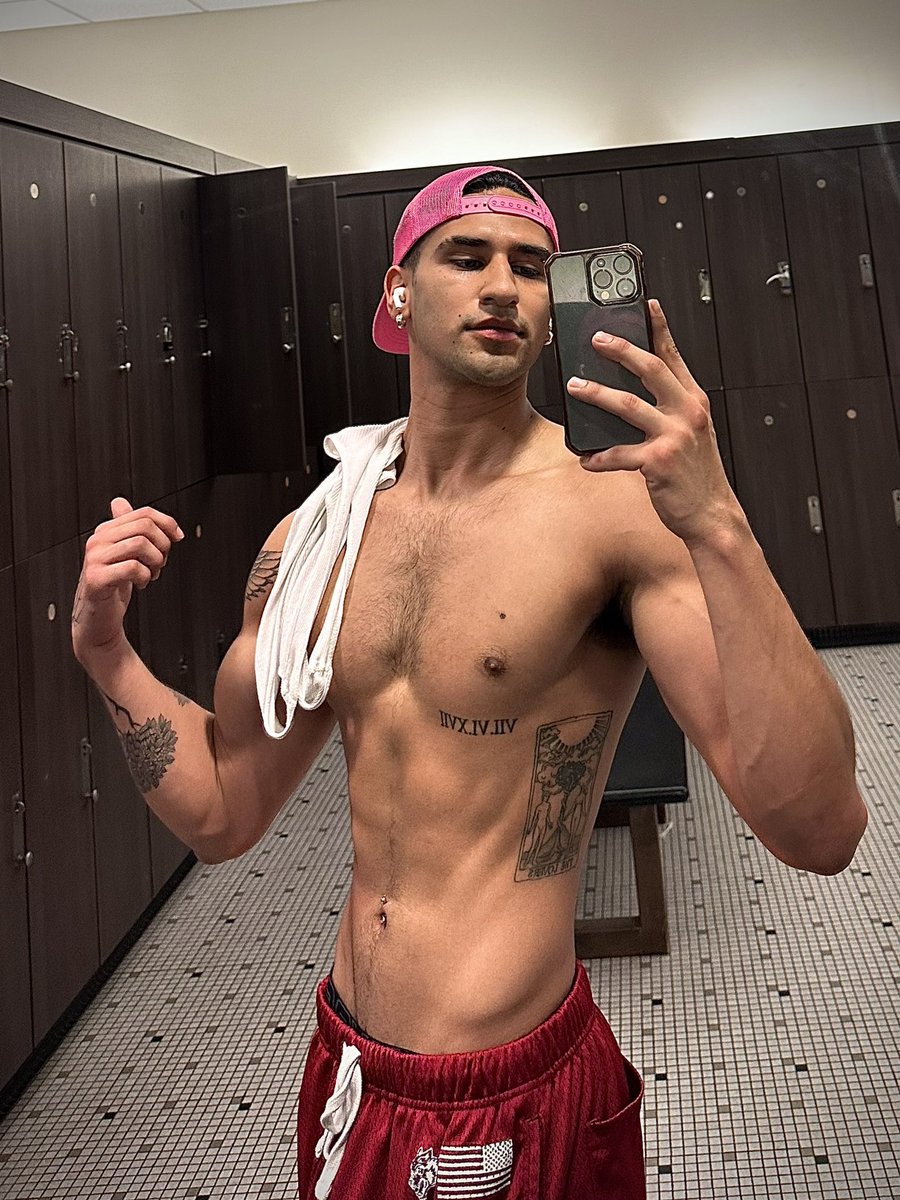 Bryan6536913441's tweet photo. Check this out !!🤪🏳️‍🌈🍆💦 https://t.co/z3j9pI8GjM
