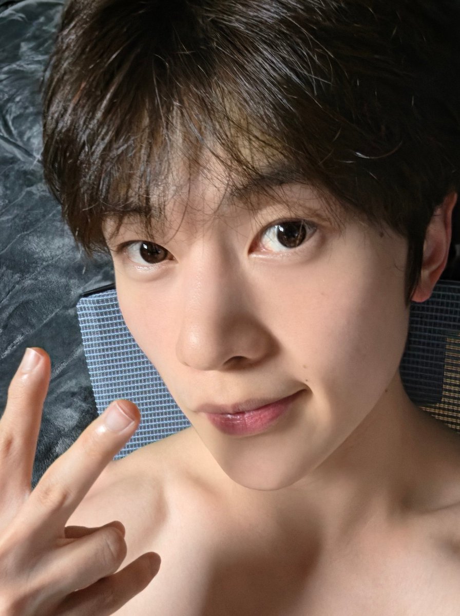 myseokryudan's tweet photo. why does matthew like to show us himself half naked lately. https://t.co/Xph2PO9jsO