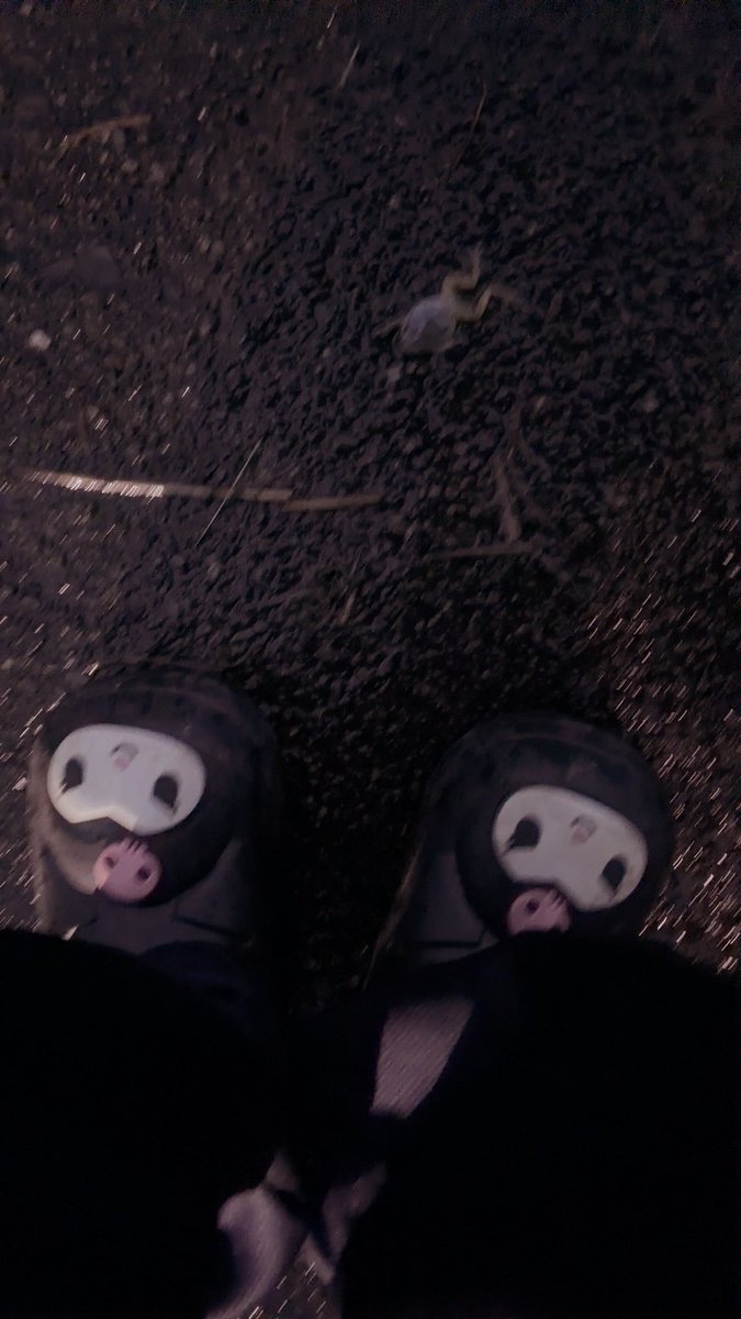 yrxiq3's tweet photo. 友達道路で寝てたから盗撮したw https://t.co/65jnM3W7RP