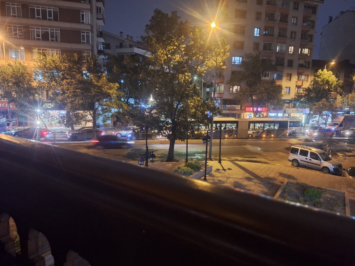 BattBalkv's tweet photo. Kütüphaneye ders çalışmaya gelip çalışmayıp balkonda milleti gözetlemece https://t.co/BHYeTxwich
