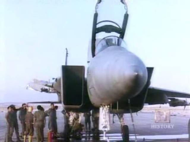 aziizgh_'s tweet photo. اللي مايعرف طيارة F-15 تراها دبابه الجو. صح ممكن تصيبها بصاروخ اعتراضي. لكن الطياره لن تتأثر بشكل كبير وبإمكانها مواصلة التحليق حتى بجناح واح��. وسبق ان حدث هذا الشي في عام 1983 مع طيارة F-15D الاسرائيليه اثناء مناورة تدريبيه ارتطم بطائرة هوك البريطانيه. طائرة واحده نجت في الحادث. https://t.co/3VGIQuy3Wd