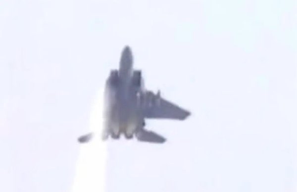 aziizgh_'s tweet photo. اللي مايعرف طيارة F-15 تراها دبابه الجو. صح ممكن تصيبها بصاروخ اعتراضي. لكن الطياره لن تتأثر بشكل كبير وبإمكانها مواصلة التحليق حتى بجناح واح��. وسبق ان حدث هذا الشي في عام 1983 مع طيارة F-15D الاسرائيليه اثناء مناورة تدريبيه ارتطم بطائرة هوك البريطانيه. طائرة واحده نجت في الحادث. https://t.co/3VGIQuy3Wd