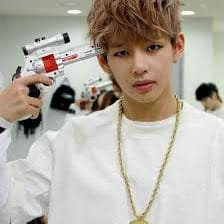 HavenCrave's tweet photo. An account circulating misleading posts involving BTS's Jimin and Taehyung.

- Taehyung’s object presented as weapon is a toy, the image appears edited
- Jimin’s device is a stage smoke device, not a firearm

Verify the original context before believing or amplifying these claims https://t.co/UUdKL30P4w