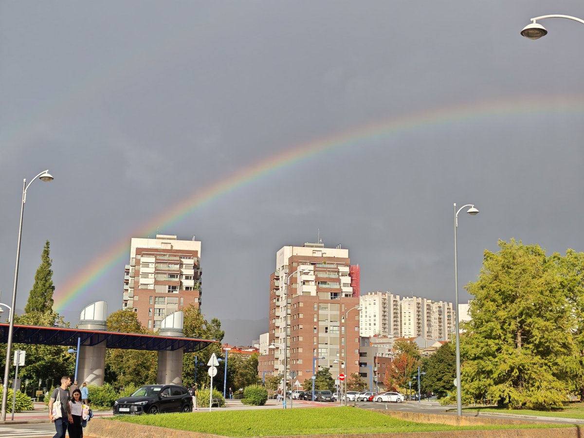 Paneteke's tweet photo. Arcoiris y 1 minuto después calado 🤣🤣🤣 https://t.co/8CCM0WKCGl