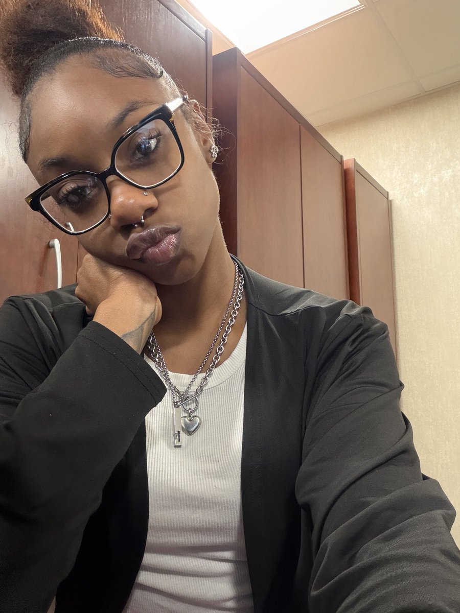 heyitsjolea's tweet photo. Feeling myself in my new glasses 🤓 🥰 https://t.co/lTsC2eO9c0