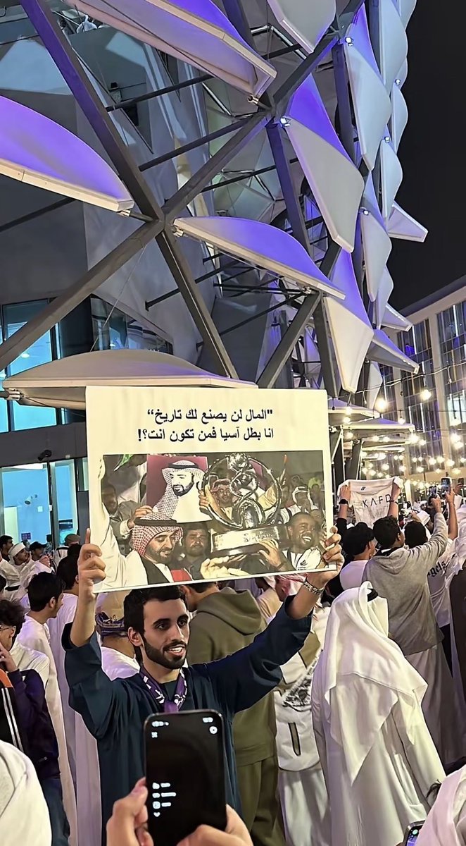 Axuiff's tweet photo. @Khaledeneho اعرف مع من تتكلم وحشم الفاظك تراها كورة مب حرب. لا تظهر تربيتك ب صورة سيئه واذا على ناديك خله يقابل الفتح والاخدود ويستقوي عليهم القارة يبالها رجال https://t.co/0p5XfWs7ee