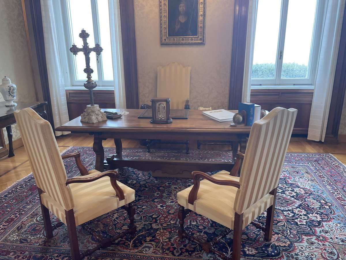 divine_office's tweet photo. @mingzhu1994 The library desk of Pope Benedict At Castel Gandolfo https://t.co/EBRrFmELU3