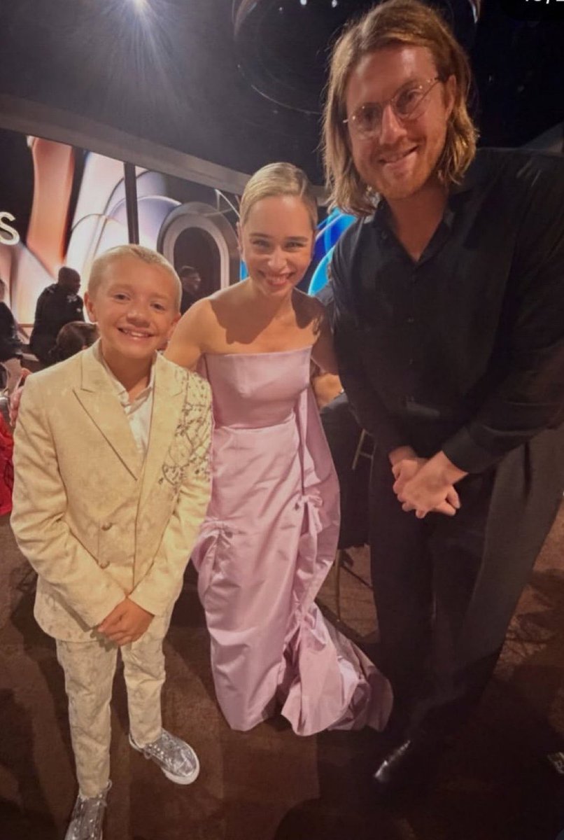 lem0nycakes's tweet photo. collecting intergenerational targaryen meet-up photos like infinity stones https://t.co/Oi7jHcRWTs