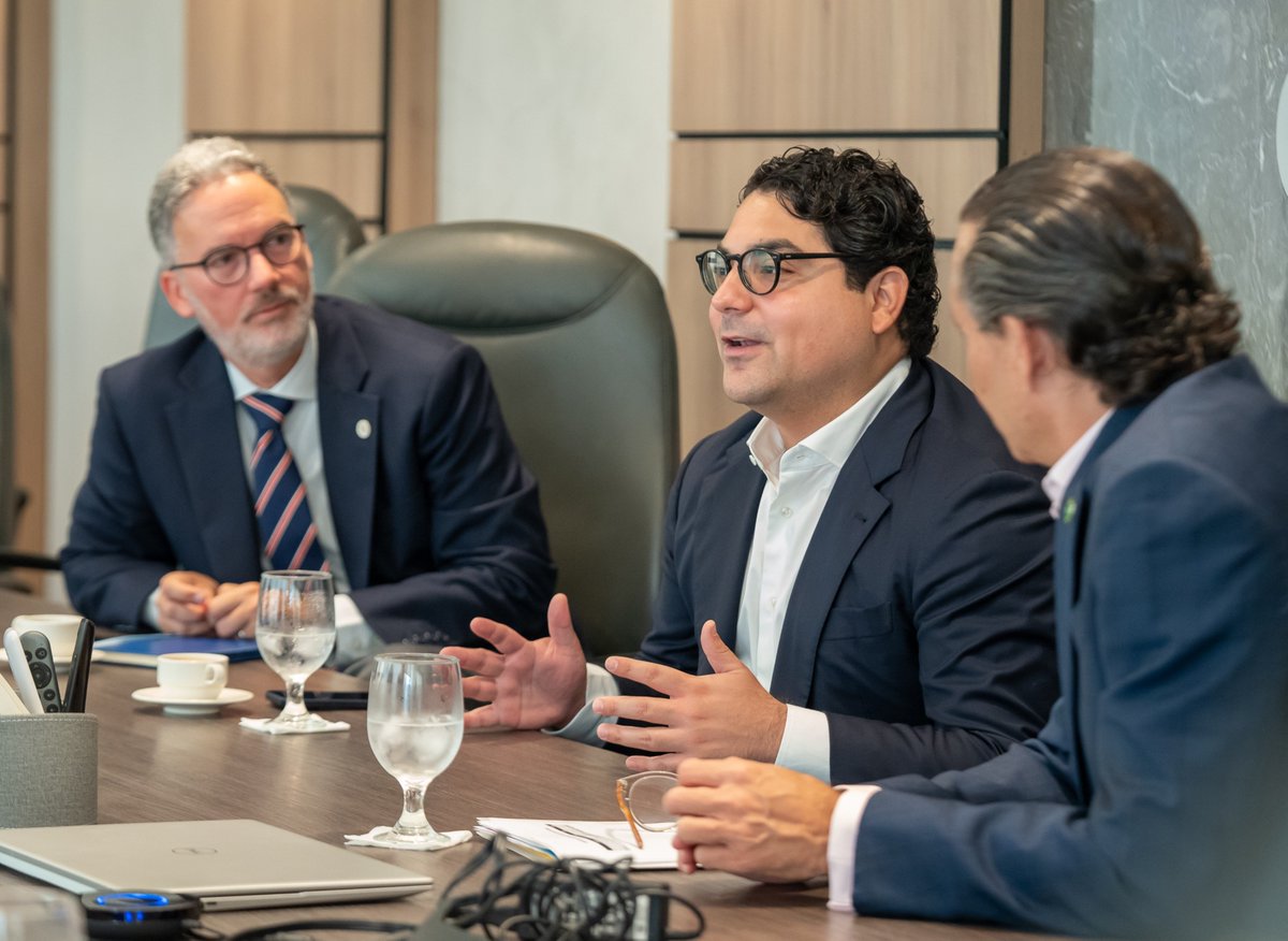 airdmedia's tweet photo. Hoy sostuvimos un encuentro con Hostos Rizik Lugo (@HostosR), director ejecutivo del Fideicomiso RD Vial (@RD_VIAL), y miembros de nuestro gremio, como parte de los espacios de intercambio que promovemos con actores clave para abordar temas vinculados a la movilidad, la infraestructura vial y el transporte.

Durante la reunión se intercambiaron perspectivas sobre los principales desafíos y oportunidades en esta materia, así como aspectos de interés para el sector industrial.

Desde la AIRD continuamos promoviendo espacios de diálogo que contribuyan a identificar oportunidades de mejora y a fortalecer las condiciones para el desarrollo productivo del país.