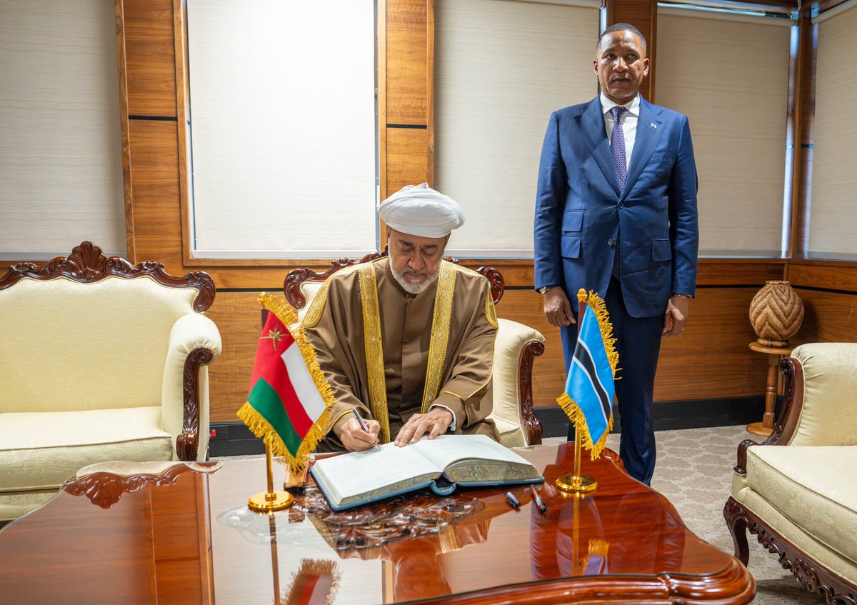 RoyalOmanFamily's tweet photo. 📸وتفضّل جلالةُ السُّلطان المُعظّم بالتّوقيع في سجلِّ كبار الضّيوف، وجرى تبادلُ الهدايا التّذكاريّة بين جلالتِه وفخامةِ الرّئيس؛ تعبيرًا عن عُمق روابط الصّداقة بين البلديْن. https://t.co/ksZmLWS9mU
