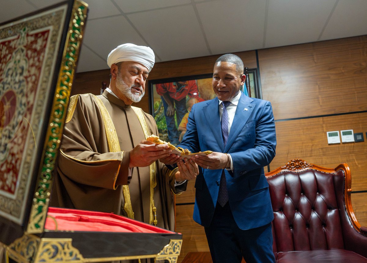 RoyalOmanFamily's tweet photo. 📸وتفضّل جلالةُ السُّلطان المُعظّم بالتّوقيع في سجلِّ كبار الضّيوف، وجرى تبادلُ الهدايا التّذكاريّة بين جلالتِه وفخامةِ الرّئيس؛ تعبيرًا عن عُمق روابط الصّداقة بين البلديْن. https://t.co/ksZmLWS9mU
