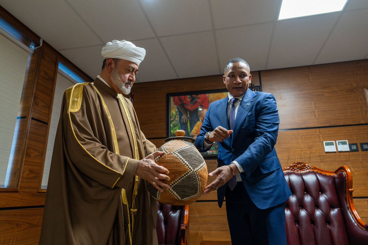 RoyalOmanFamily's tweet photo. 📸وتفضّل جلالةُ السُّلطان المُعظّم بالتّوقيع في سجلِّ كبار الضّيوف، وجرى تبادلُ الهدايا التّذكاريّة بين جلالتِه وفخامةِ الرّئيس؛ تعبيرًا عن عُمق روابط الصّداقة بين البلديْن. https://t.co/ksZmLWS9mU