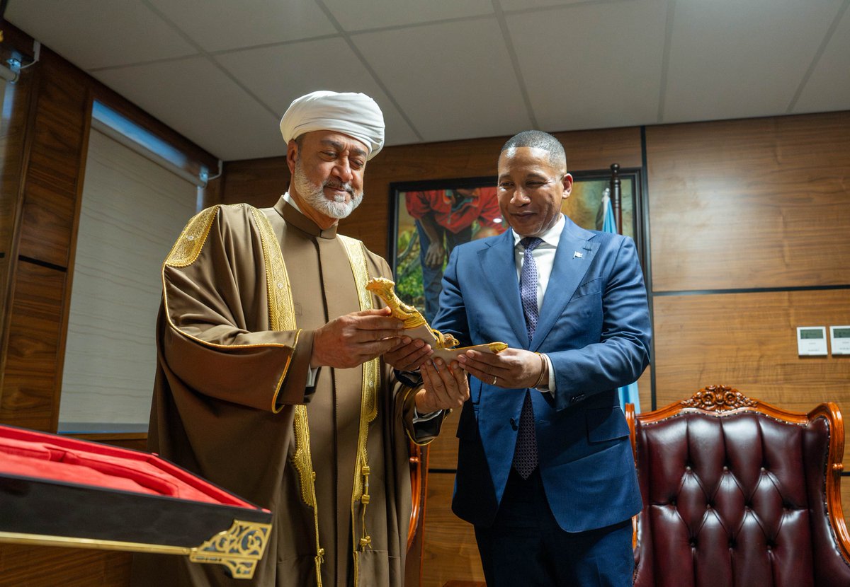 RoyalOmanFamily's tweet photo. 📸وتفضّل جلالةُ السُّلطان المُعظّم بالتّوقيع في سجلِّ كبار الضّيوف، وجرى تبادلُ الهدايا التّذكاريّة بين جلالتِه وفخامةِ الرّئيس؛ تعبيرًا عن عُمق روابط الصّداقة بين البلديْن. https://t.co/ksZmLWS9mU