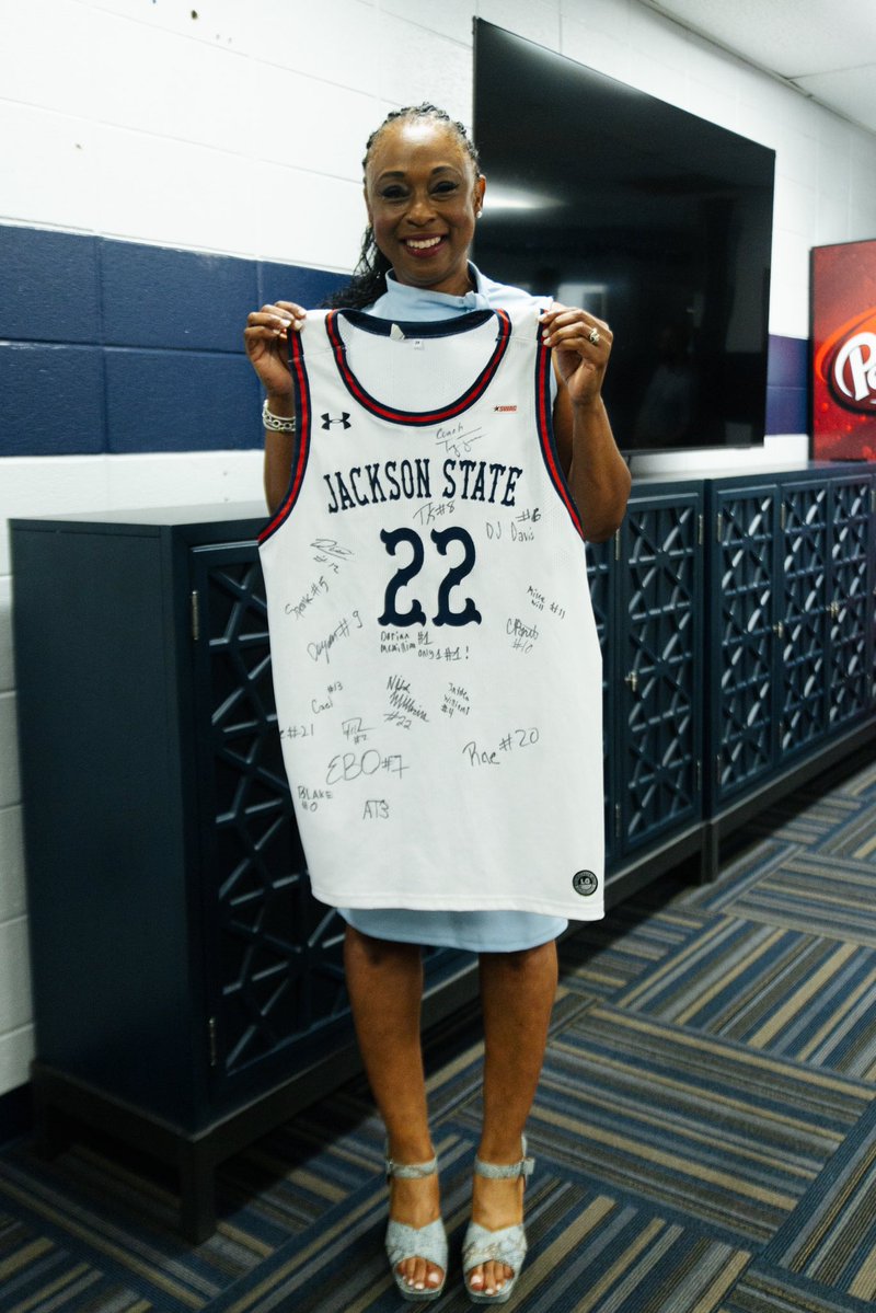 GoJSUTigersMBB's tweet photo. Thank you to our Jackson State University President, Dr. Denise Jones Gregory, for stopping by and giving our players her thoughtful words of encouragement and motivation for this upcoming season. 

#PoundTheeRock | #TheeFamily | #TigerBornTigerBredChampionshipFed https://t.co/EwsKMibIWB