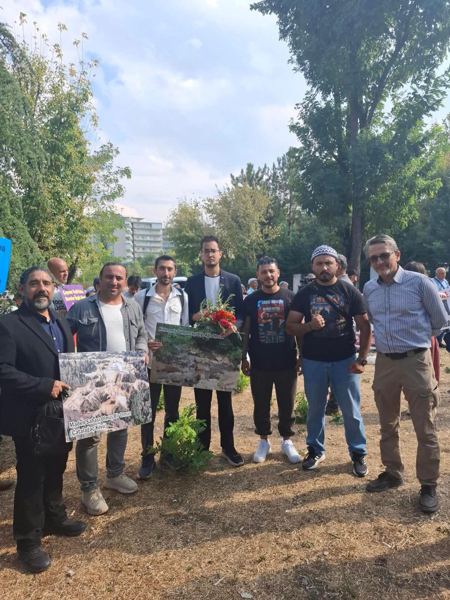 cvpankara's tweet photo. Bugün Akbelen İkizköy başta olmak üzere, farklı bölgelerden Ankara’ya gelen; toprağını, suyunu, zeytinliğini ve alın terini savunan köylülerimizin yanında olduk.

Cumhuriyetçi Vatanseverler Partisi olarak; milletimizin efendisi olan köylülerimizin ve çiftçilerimizin hakkını, toprağımızı ve doğamızı savunmayı; bütün Türk vatandaşlarının geleceğine sahip çıkmayı görev biliyoruz.

Köylümüzün toprağına, çiftçimizin emeğine ve memleketimizin doğal zenginliklerine sahip çıkmaya devam edeceğiz.

Toprağımıza, doğamıza ve Cumhuriyetimize sahip çıkacağız.