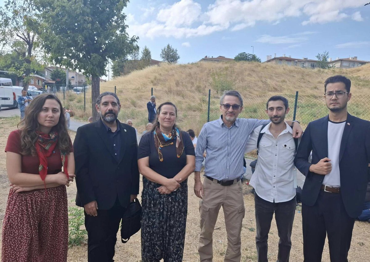 cvpankara's tweet photo. Bugün Akbelen İkizköy başta olmak üzere, farklı bölgelerden Ankara’ya gelen; toprağını, suyunu, zeytinliğini ve alın terini savunan köylülerimizin yanında olduk.

Cumhuriyetçi Vatanseverler Partisi olarak; milletimizin efendisi olan köylülerimizin ve çiftçilerimizin hakkını, toprağımızı ve doğamızı savunmayı; bütün Türk vatandaşlarının geleceğine sahip çıkmayı görev biliyoruz.

Köylümüzün toprağına, çiftçimizin emeğine ve memleketimizin doğal zenginliklerine sahip çıkmaya devam edeceğiz.

Toprağımıza, doğamıza ve Cumhuriyetimize sahip çıkacağız.