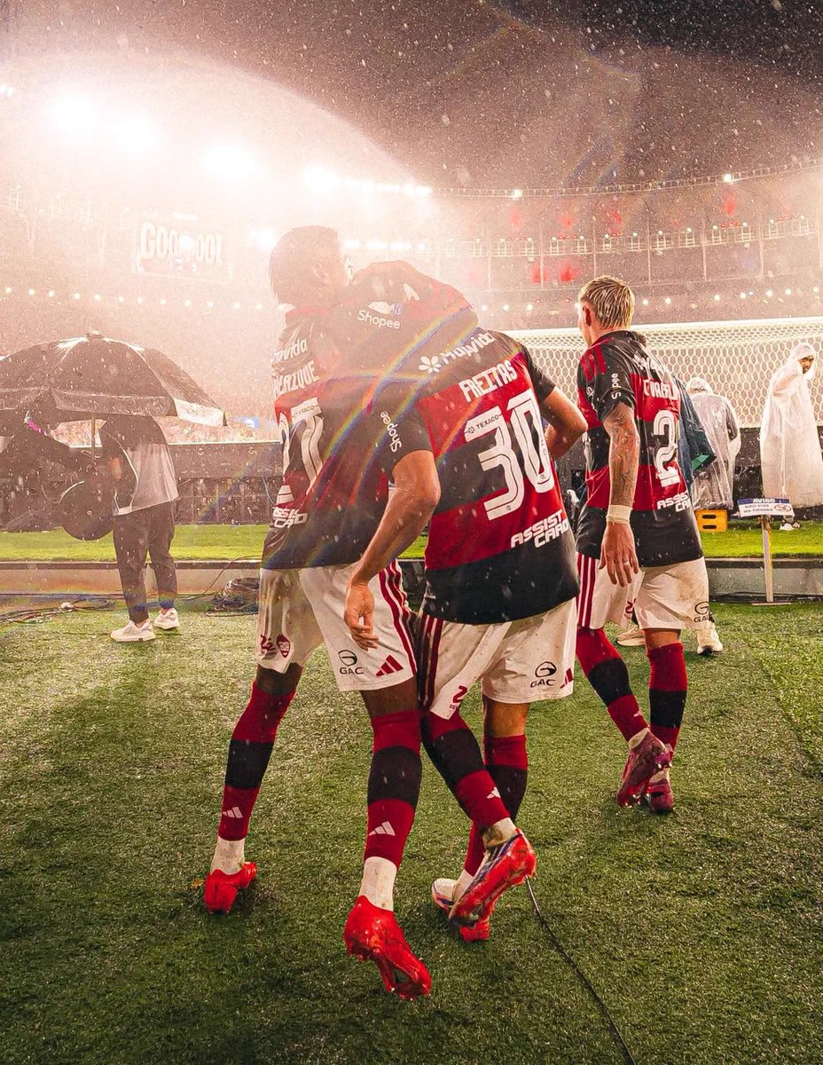 CentralFlaNacao's tweet photo. ⚠️ Flamengo fecha patrocínio INÉDITO para o meião, com receita variável de acordo com o engajamento da torcida. A estimativa é de mais de R$ 100 milhões.

Parceiro é a CRMBonus, por trás do programa "Torcedor Premiado". 

O programa consiste em uma assinatura que sai por R$ 15/mês (R$ 1,99 no primeiro mês). O torcedor ganha 100 Vale Bônus na assinatura/renovação e mais 100 a cada gol do Fla (a partir do 5º, o valor dobra). 

Os créditos viram desconto em loja parceira, pontos Livelo ou número da sorte. Tem ainda umiPhone 17 por dia, R$ 125 mil em prêmio por semana e carro 0km todo mês. Quanto mais gente assina, maior a fatia que vai pro caixa do clube.

🗞️ @UOLEsporte 
📸 Adriano Fontes/Flamengo