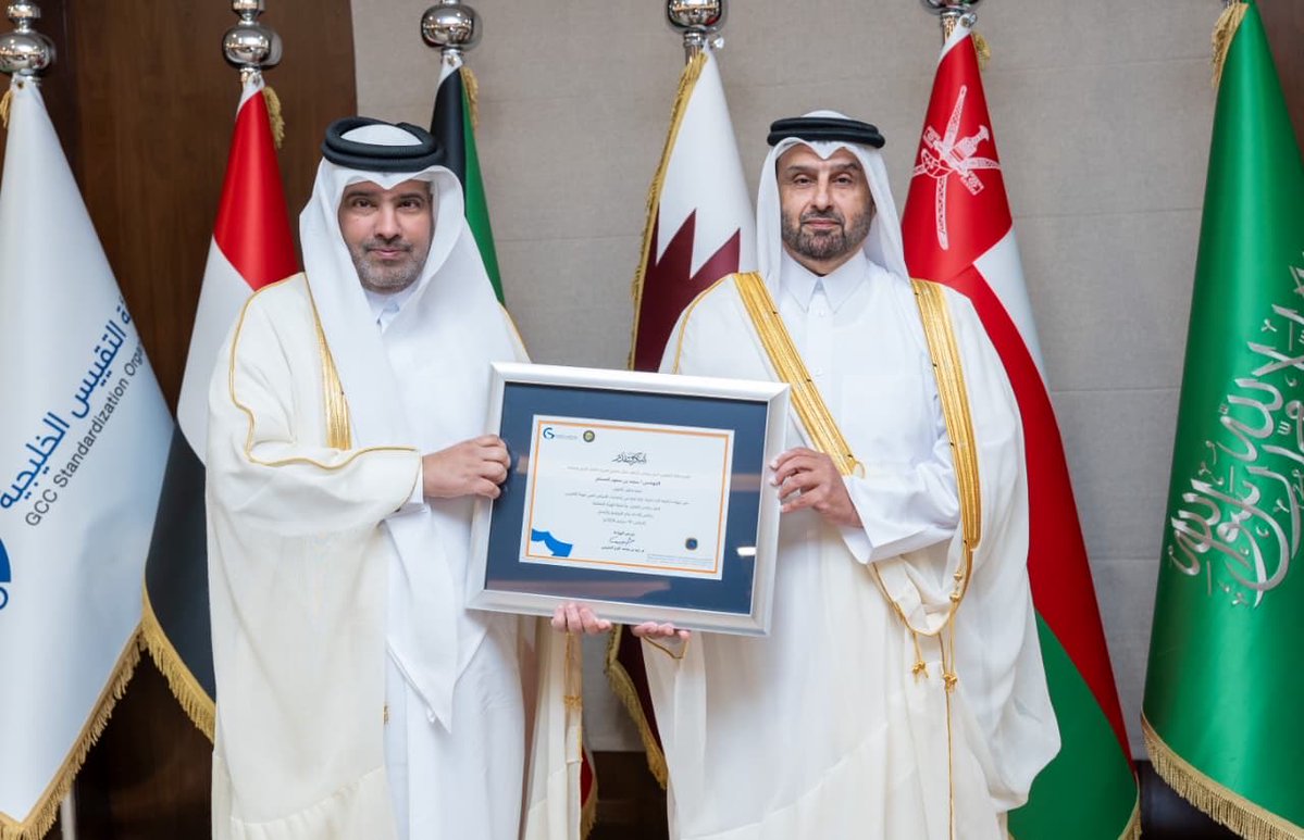 GSO2001's tweet photo. كرمت هيئة التقييس الخليجية على هامش الاجتماع (63) للمجلس الفني، سعادة المهندس/ نواف بن إبراهيم المانع، رئيس الهيئة السابق، وعدداً من أعضاء المجلس الفني السابقين، وهم: سعادة المهندس/ سعود بن راشد العسكر، والمهندس/ محمد بن سعود المسلم، والأستاذ/ عمر بن صوينع السويدي، وذلك تقديراً لجهودهم وإسهاماتهم خلال فترة عضويتهم في المجلس، ودورهم في دعم أعمال التقييس والجودة على المستوى الخليجي.

وقد تسلمت سعادة الدكتورة/ فرح الزرعوني التكريم نيابةً عن الأستاذ/ عمر بن صوينع السويدي.