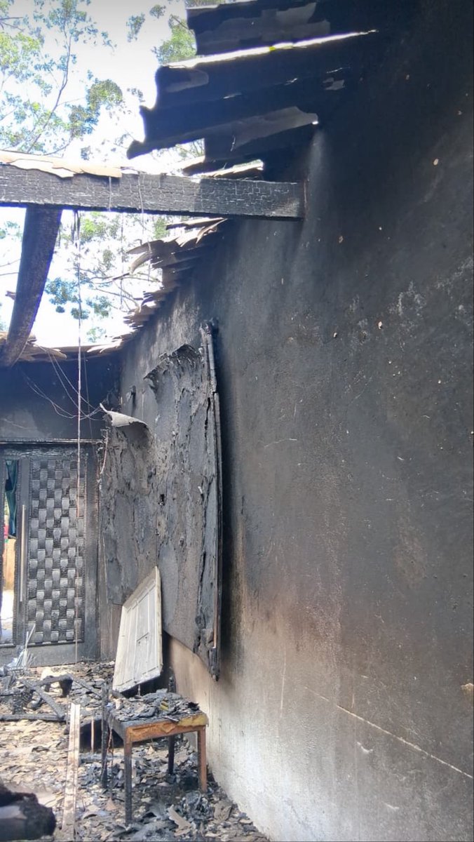gxolvr's tweet photo. Gente, vou aproveitar a visibilidade que eu ganhei nesses últimos dias para pedir uma ajuda aqui. 

Uma querida que trabalha comigo, estava trabalhando hoje quando ligaram e avisaram que a casa dela estava pegando fogo. Quando ela chegou lá, o fogo já tinha devastado tudo. https://t.co/JOKIGXVIhc