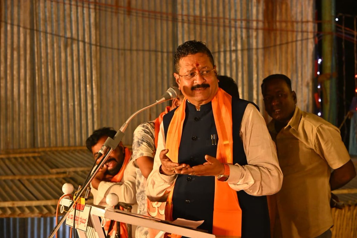 BasanagoudaBJP's tweet photo. ಬಳ್ಳಾರಿ ಜಿಲ್ಲೆಯ ಸಿರುಗುಪ್ಪ ಪಟ್ಟಣದ ನಿಟ್ಟೂರು ನರಸಿಂಹಮೂರ್ತಿ ಬಯಲು ಜಾಗದಲ್ಲಿ ಇಂದು ಹಿಂದೂ ಮಹಾಗಣಪತಿ ಉತ್ಸವ ಸಮಿತಿಯ ಗಣೇಶೋತ್ಸವ ಕಾರ್ಯಕ್ರಮದಲ್ಲಿ ಭಾಗವಹಿಸಿ ಮಾತನಾಡಿದೆ. ಇದಕ್ಕೂ ಮೊದಲು ಶ್ರೀ ಗಣೇಶನಿಗೆ ಪೂಜೆ ಸಲ್ಲಿಸಿ, ನಾಡಿಗೆ ಒಳಿತಾಗಲೆಂದು ಪ್ರಾರ್ಥಿಸಲಾಯಿತು. ಇದೇ ವೇಳೆ ಸಮಿತಿಯಿಂದ ಹಾಗೂ ಅಭಿಮಾನಿಗಳು ಆತ್ಮೀಯವಾಗಿ ಸನ್ಮಾನಿಸಿದರು.
ಮುಖಂಡರು, ಹಿತೈಷಿಗಳು, ಅಭಿಮಾನಿಗಳು, ಹಿಂದೂ ಕಾರ್ಯಕರ್ತರು, ದೇಶಭಕ್ತರು ಸಹಸ್ರಾರು ಸಂಖ್ಯೆಯಲ್ಲಿ ಭಾಗವಹಿಸಿ, ಗಜಾನನ ಉತ್ಸವಕ್ಕೆ ಮೆರಗು ನೀಡಿದರು.
#ಬಳ್ಳಾರಿಜಿಲ್ಲೆ #ಸಿರುಗುಪ್ಪ #ಗಜಾನನಉತ್ಸವ