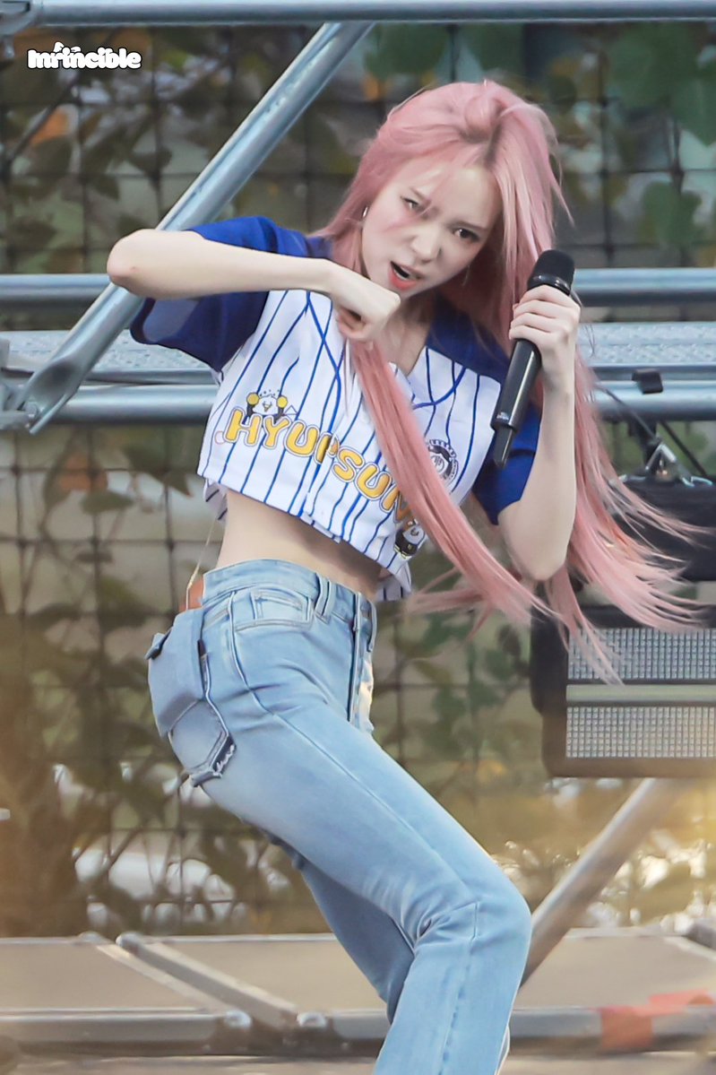 Inrincible's tweet photo. 260916 Hyupsung University Festival

#NARIN #나린
#MEOVV #미야오 https://t.co/DWmKmlbX5k