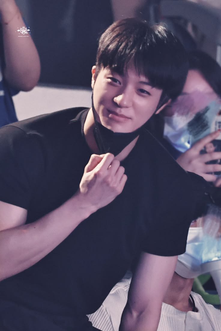 Jian_xiu08's tweet photo. handsome man in his black t-shirt https://t.co/Qhb4FD4Exr