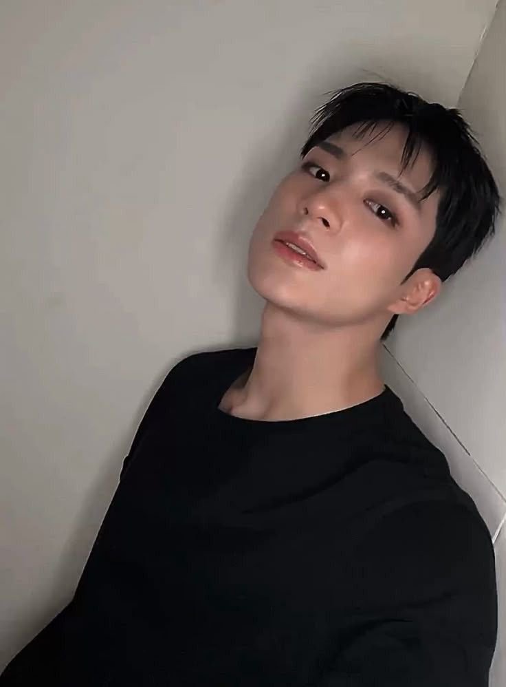 Jian_xiu08's tweet photo. handsome man in his black t-shirt https://t.co/Qhb4FD4Exr