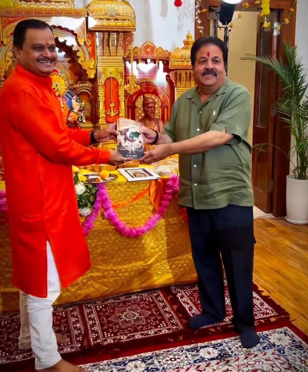 AnilYadavmedia1's tweet photo. Hello मिस्टर @RahulGandhi इस आदमी ने कांग्रेस की कौन सी गोटें दबा रखी हैं,

जो आप लोग इस आदमी को नेता और सांसद बना रखे हो,
जबकि ये सब नफरती लोगों के सम्पर्क में है,

कांग्रेस को मुसलमानों का वोट चाहिए,
और ये आदमी मुसलमानों को गाली देने वाले आदमी का मेहमान बनता है, https://t.co/xkzqRUVkhJ