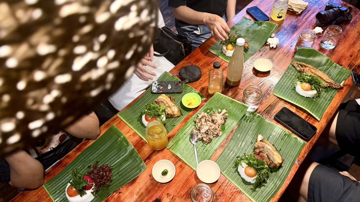 m1oo1x's tweet photo. familiar faces and food 🇵🇭 https://t.co/mhX181zvJt