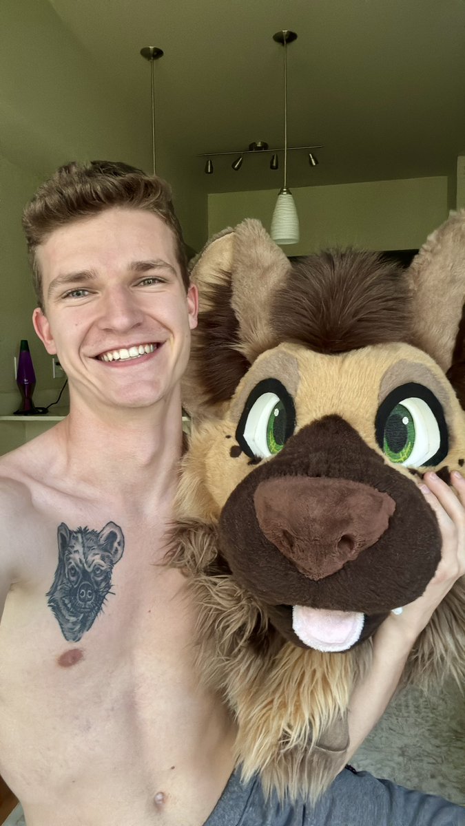 YeenNico's tweet photo. If you know me IRL, you likely know that I have always been VERY insecure about my teeth &amp; I passively cover my mouth while talking/rarely smile as a result.

But I took this recently and actually liked how my smile looked for once! 😁 https://t.co/IZ3BX0YnQq