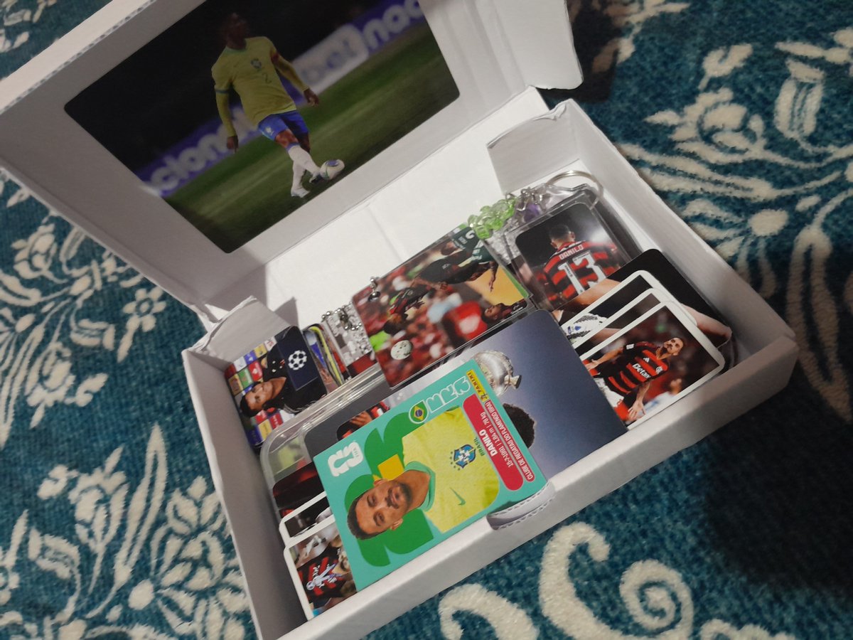 whqsravi's tweet photo. eu tratando o kit igual um item sagrado, danilo é pra mim tal qual nossa senhora é pros catolicos https://t.co/uu1iU1tE00