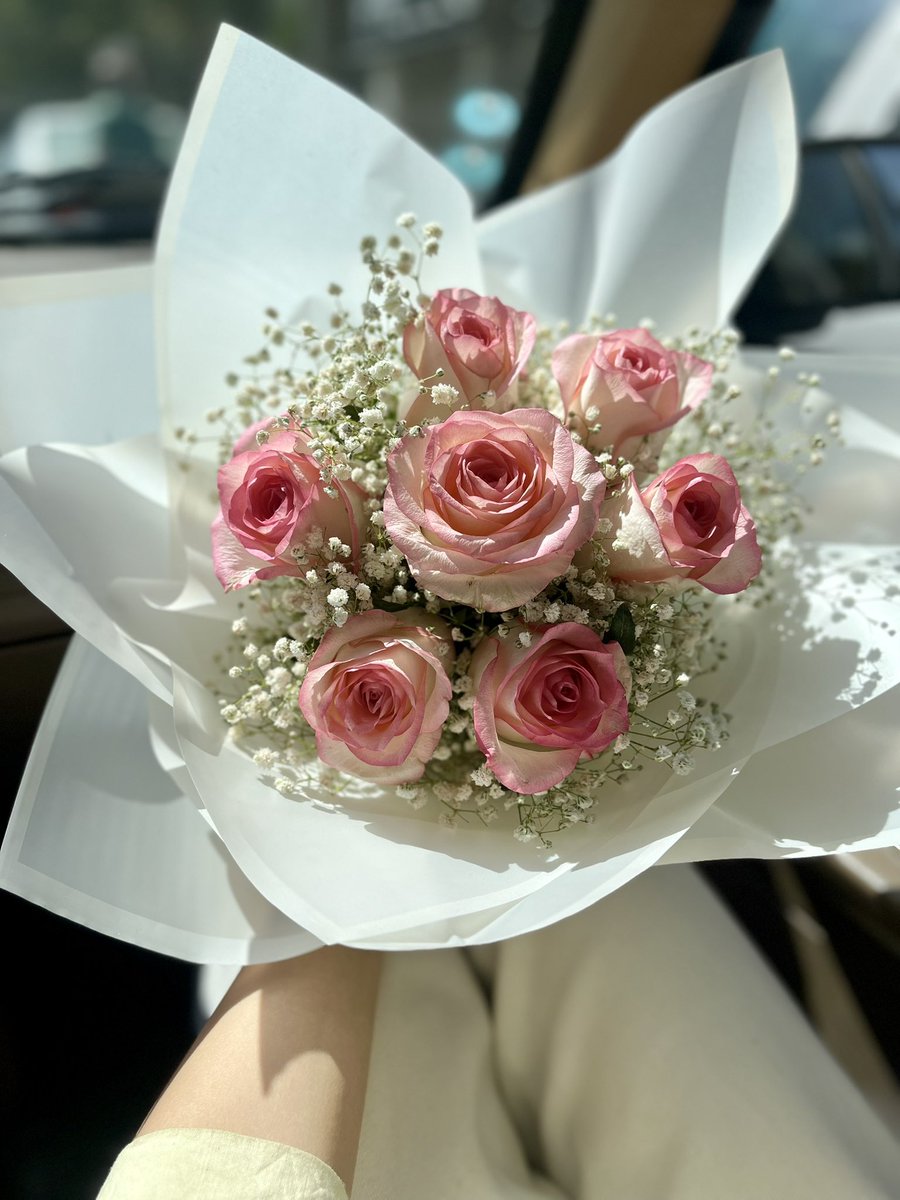 _mehrasa_'s tweet photo. امروز پسر خوشگله صبح بعد سر کار زنگ زد بیدارم کرد گفت بپوش دارم میام دنبالت دیدم برام گل گرفته🥹💕 https://t.co/pyXstpu5pv