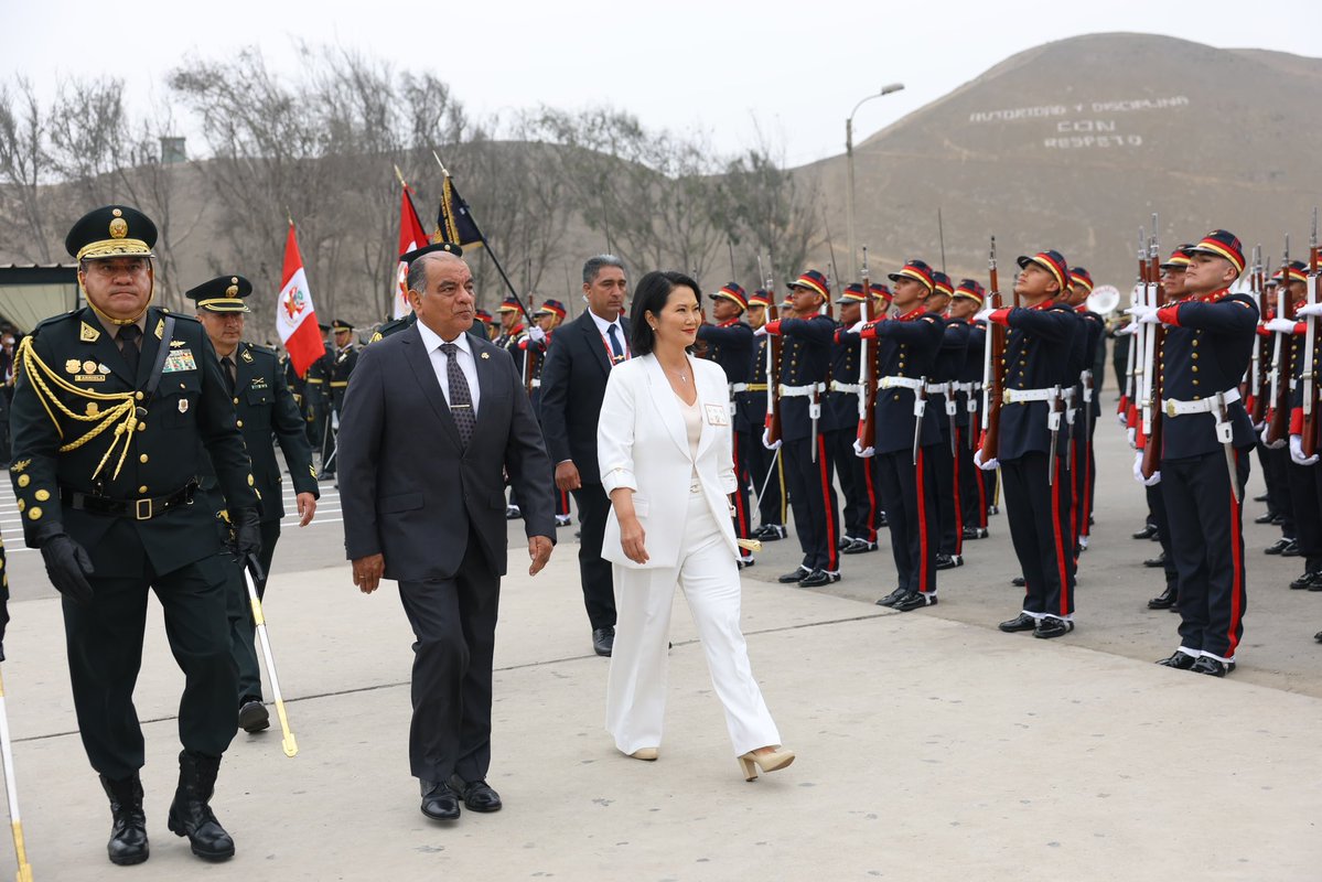 presidenciaperu's tweet photo. La presidenta de la república, Keiko Fujimori, lidera la ceremonia de relevo de mando y reconocimiento del teniente general PNP Fredy López Mendoza como nuevo comandante general de la Policía Nacional del Perú.

Con 36 años de servicio y una amplia trayectoria operativa y de gestión, asume el liderazgo de la PNP con el compromiso de fortalecer la institución y enfrentar de manera firme y articulada la delincuencia y el crimen organizado.