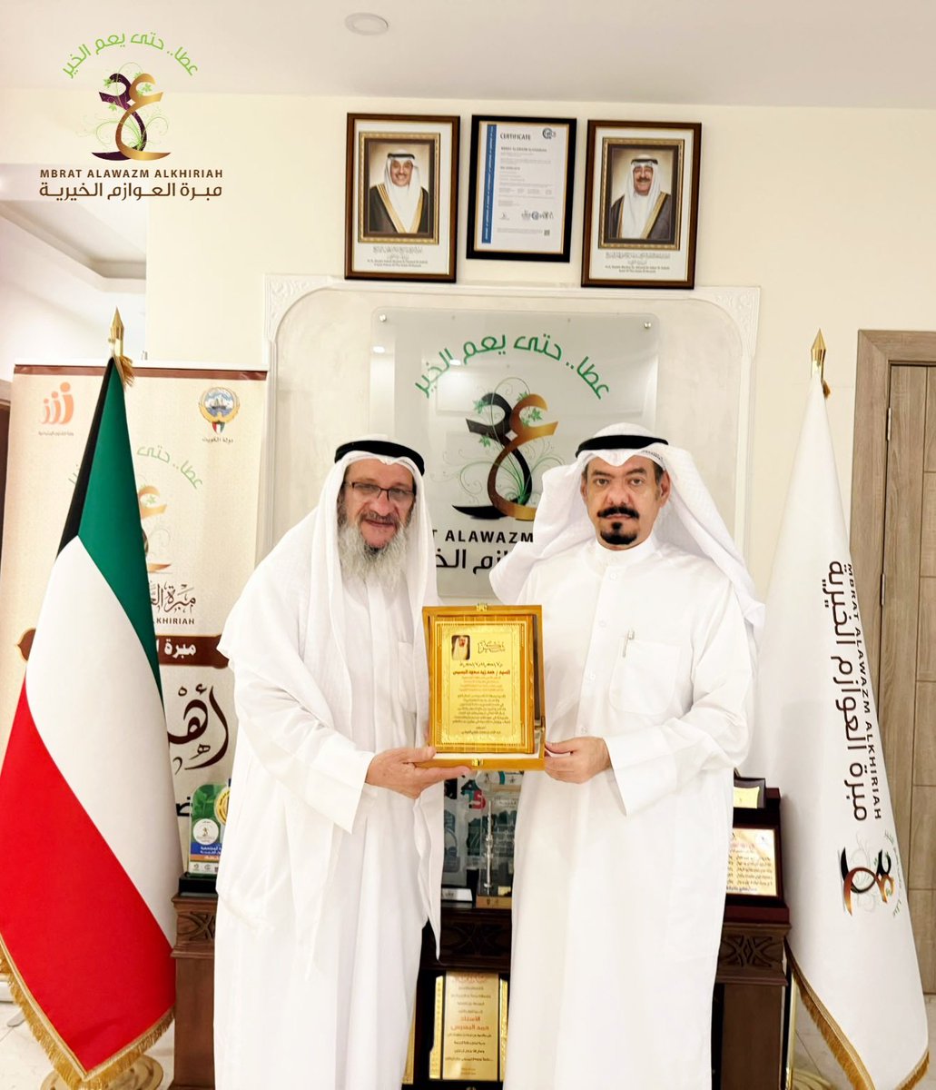 alawazm_kw's tweet photo. مبرة العوازم الخيرية تستقبل الباحث عبدالمحسن العوضي

استقبل سعادة المستشار حمد زيد سعود البسيس، السفير الأممي للشراكة المجتمعية ورئيس مجلس إدارة مبرة العوازم الخيرية، في مقر المبرة، الأستاذ عبدالمحسن محمد حجي العوضي، الباحث في التراث والتاريخ الكويتي.

وجرى خلال اللقاء تبادل الأحاديث حول أهمية توثيق الموروث الوطني والتاريخ الكويتي، ودور الباحثين والمهتمين بالتراث في حفظ الذاكرة المجتمعية وتعريف الأجيال بتاريخ الكويت ورجالاتها.

وفي ختام الزيارة، قدّم الأستاذ عبدالمحسن العوضي إلى المستشار حمد البسيس درع شكر وتقدير؛ عرفانًا بجهوده وإسهاماته في مجالات العمل الخيري والإنساني والمجتمعي، ودعمه للمبادرات الهادفة إلى خدمة المجتمع وتعزيز قيم التكافل والعطاء.

وأعرب البسيس عن خالص شكره وتقديره للأستاذ عبدالمحسن العوضي على هذه اللفتة الكريمة، مثمنًا جهوده البحثية والتوثيقية في خدمة التراث والتاريخ الكويتي، ومؤكدًا اعتزاز مبرة العوازم الخيرية بالتواصل مع الكفاءات الوطنية وأصحاب الإسهامات الثقافية والمجتمعية.

#مبرة_العوازم_الخيرية
#حمد_زيد_البسيس
#عبدالمحسن_العوضي
#التراث_الكويتي
#تاريخ_الكويت
#الكويت