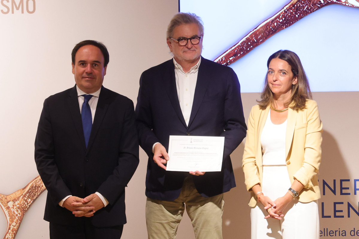ProfBroseta's tweet photo. 🕊️ Homenaje en Mutxamel por el Día de las Víctimas del Terrorismo. 

Recogemos un reconocimiento a nuestra labor en colegios explicando qué fue ETA.

📄Rechazamos el tercer grado de Henri Parot, autor de 82 asesinatos. LÉELO 👇

#DíaDeLasVíctimasDelTerrorismo #FundaciónBroseta https://t.co/Cc1AmM1tUx
