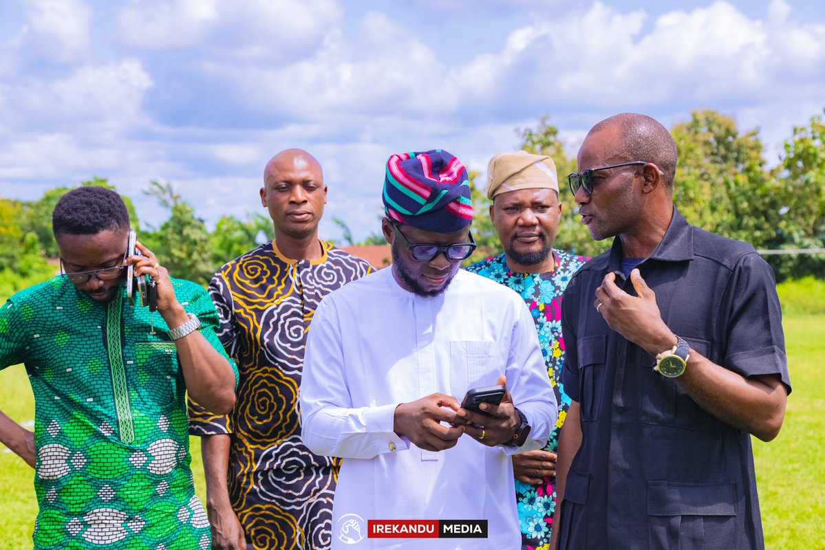 adewumiadeyemii's tweet photo. May we remain safe, always.
Glad to meet with “Iru Ekun”, a security outfit within Obokun State Constituency.
#IREKANDU #ITURA #IBK https://t.co/99fATdDqWi