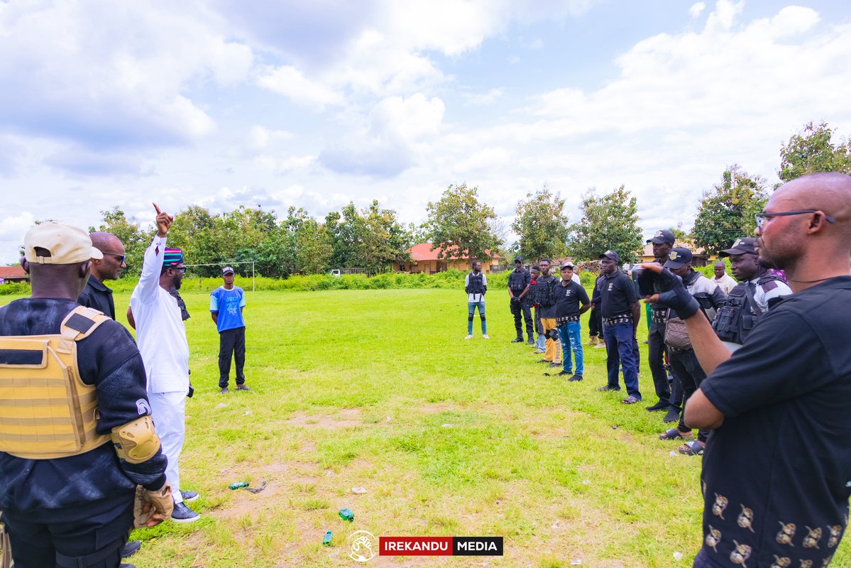 adewumiadeyemii's tweet photo. May we remain safe, always.
Glad to meet with “Iru Ekun”, a security outfit within Obokun State Constituency.
#IREKANDU #ITURA #IBK https://t.co/99fATdDqWi