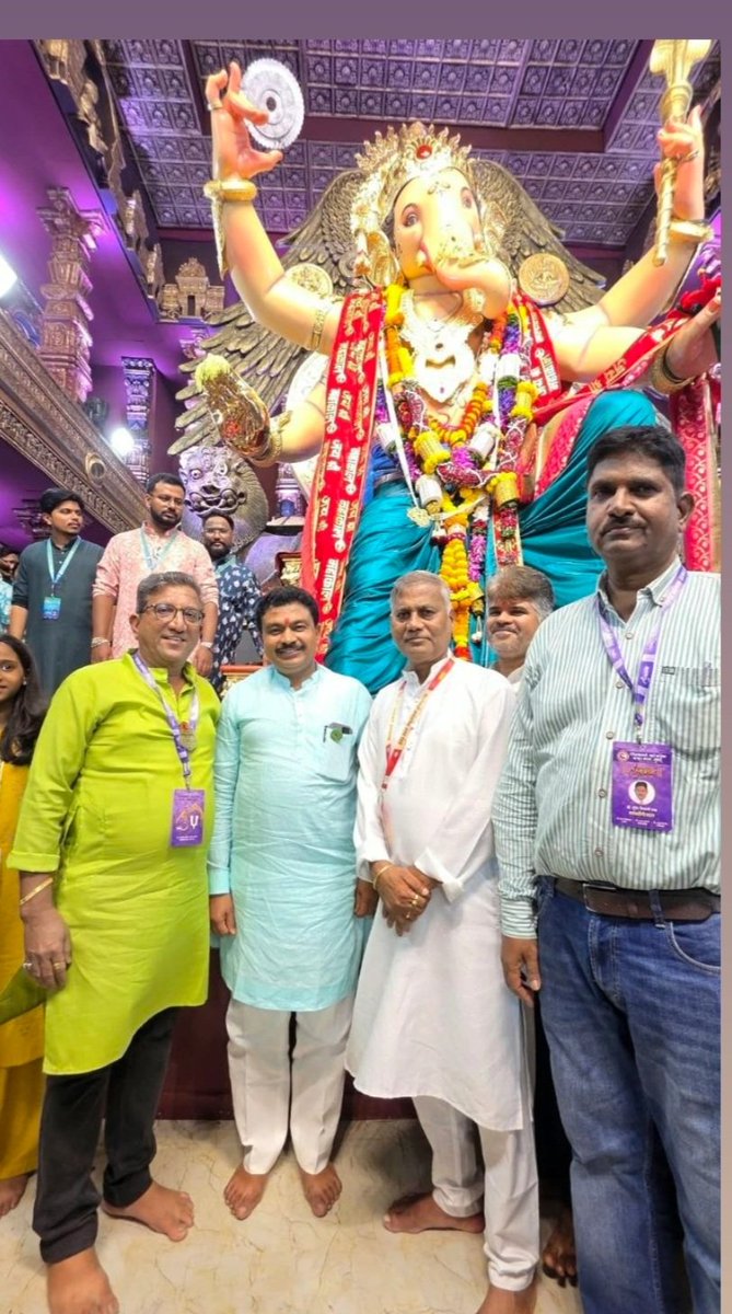 Deorao_Bhongle's tweet photo. 🌺 घालीन लोटांगण, वंदीन चरण... 🌺
आज मुंबईतील प्रसिद्ध चिंचपोकळी चिंतामणी गणरायाचे मनोभावे दर्शन घेतले. बाप्पाच्या कृपेने सर्वांच्या जीवनातील विघ्ने दूर होऊन सुख, समाधान व मंगलमयता नांदो, अशी श्रीचरणी प्रार्थना केली.
#GanpatiBappaMorya #Chintamani #Mumbai https://t.co/10lJviv5iH