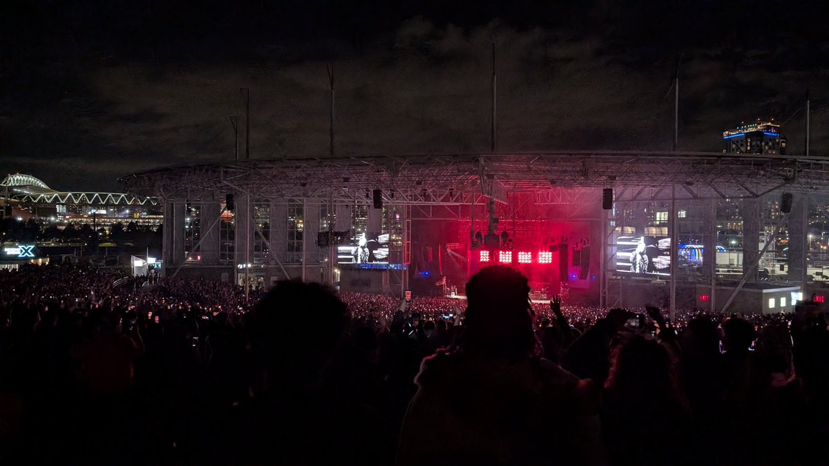 Z3Wrld's tweet photo. thank you @SUICIDEBOYS for the amazing experience in toronto for my first concert 🙏🏽 100/10, will be coming next year as well! #g59 https://t.co/nWvGVyYruw