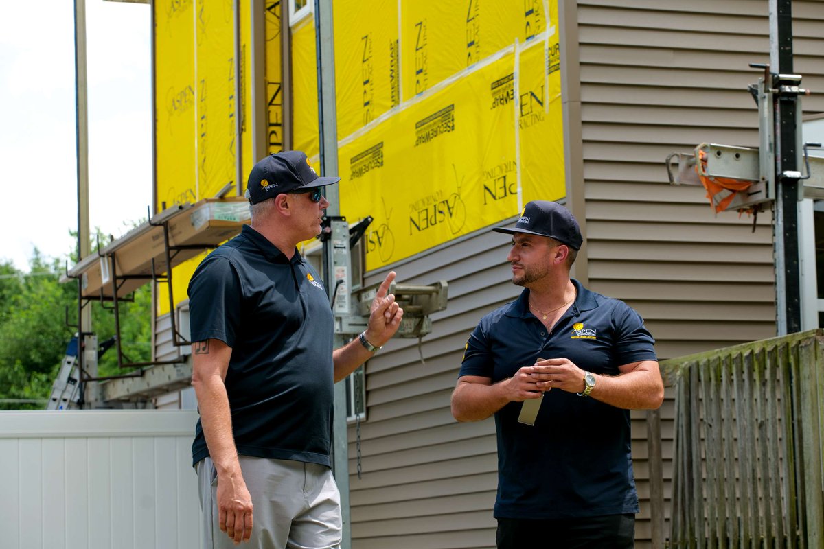 AspenCont's tweet photo. 💛🖤 Meet Team Aspen in Kankakee!

📌 A few snapshots of the people behind the projects!

#AspenContracting #TeamAspen #Kankakee #TheAspenDifference #RoofingTeam https://t.co/yMGePW3scL