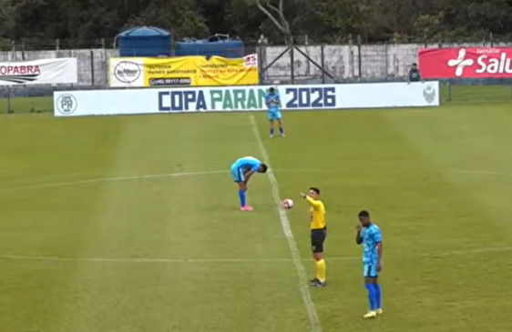 Brunotrab85254's tweet photo. @oParanismo Porra, muito lindo. E falando nisso, que gramado horrível aquele do Estádio dos Pássaros, ein? Nem a linha que divide o campo tava reta kkkkk https://t.co/RLGcyo3mKP