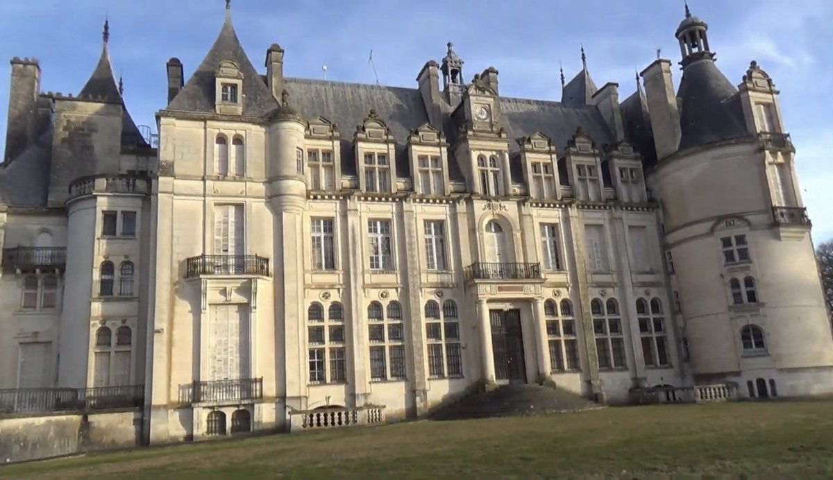MikhaliMikhouli's tweet photo. @hadddhihogaihei I miss the château I lived in from 2010 to 2013 (from age 10 to 13), Middle of nowhere in🇫🇷 with just forests and landscapes all around https://t.co/SiObOzXgKL