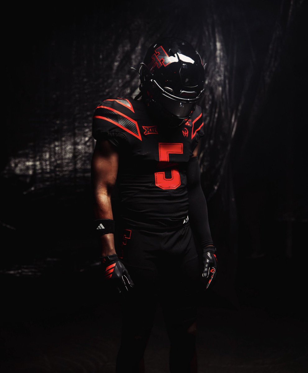 TopTierTTU's tweet photo. Texas Tech just dropped the cleanest uniforms on the planet and it’s not even close https://t.co/uUed5NY6ir