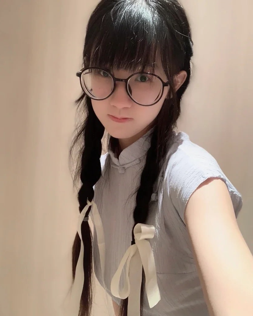TannerOneijvgn's tweet photo. 今天走一個乖乖女路線
眼鏡戴上
頭髮綁好
然後去咖啡店上班 https://t.co/YlBOiB9kZh