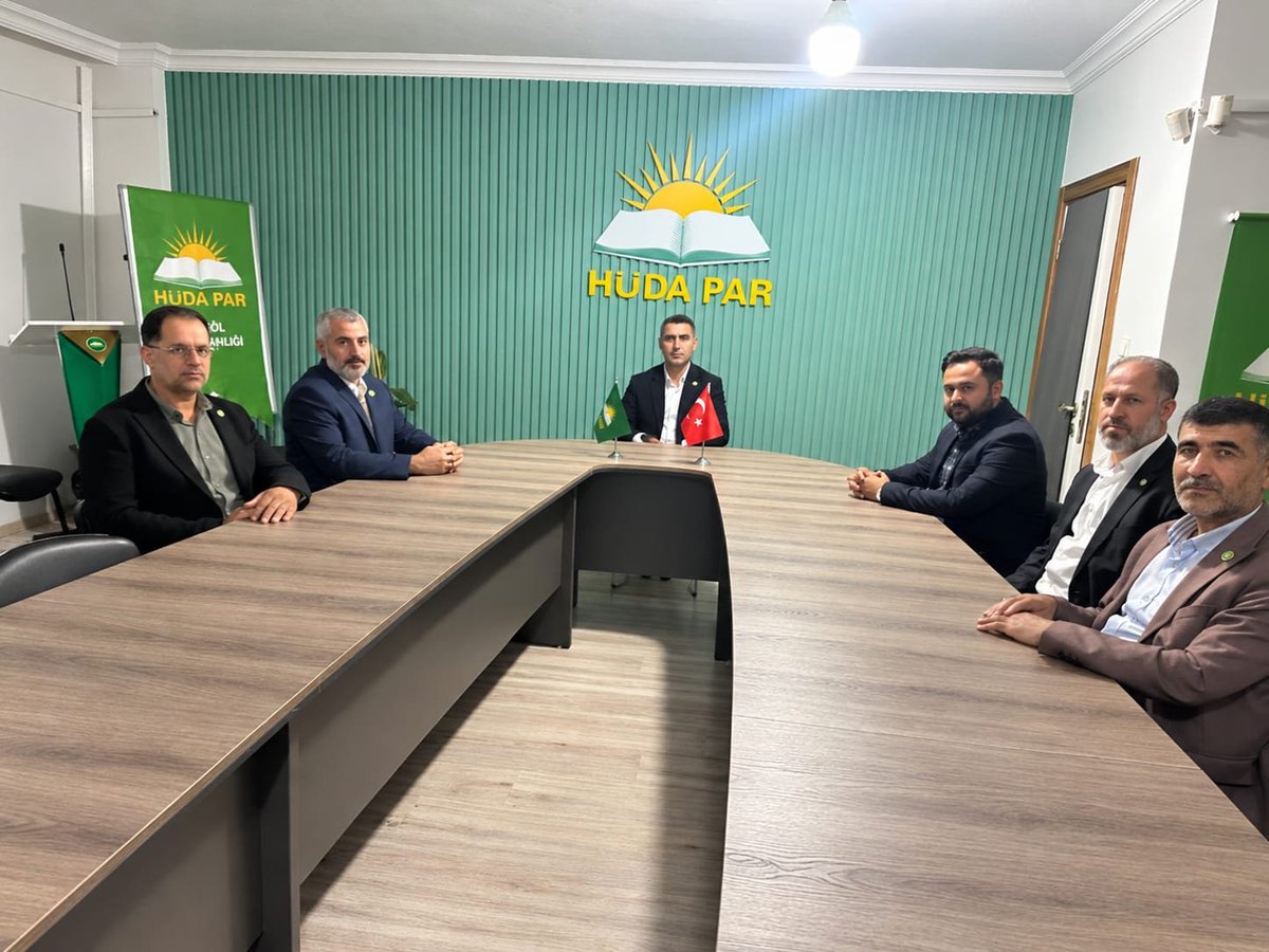 HudaParBingol's tweet photo. İl Başkanımız Recep Butaku, Merkez ilçe, Solhan, Genç, Karlıova ve Adaklı ilçe Başkanlarımızla bir araya geldi.

Yapılan toplantıda, il ve ilçelerimizde yapılacak çalışmalar kapsamında karşılıklı fikir alışverişinde bulunuldu.

Toplantımız hayırlı hizmetlere vesile olsun. https://t.co/9UIznGPerC