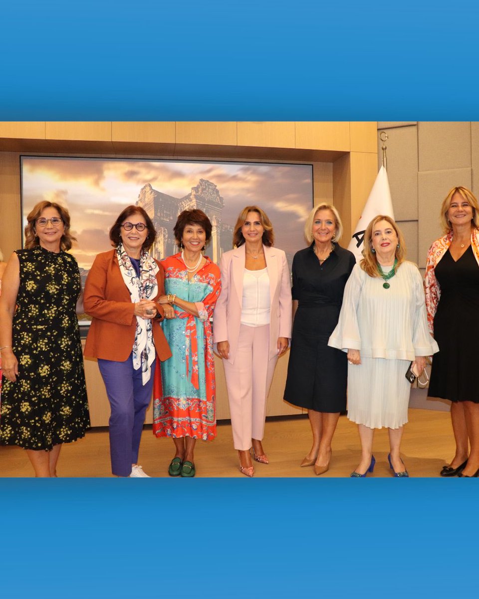 emineperdem's tweet photo. İlham. Değişim. Etki❤️

24 yılı geride bırakıp 25. yılımıza adım attığımız bu özel dönemde @kagider ailemizle yıllar boyunca biriktirdiğimiz emeği, dayanışmayı ve yarattığımız etkiyi paylaşmak üzere yeniden bir aradaydık.

Yıllar içinde farklı sorumluluklar üstlendiğim, 2019–2023 yılları arasında başkanlık görevini yürütme onurunu yaşadığım KAGİDER’in bugün ulaştığı noktayı görmek benim için ayrı bir gurur…

Kadın girişimcilerin güçlenmesi, fırsat eşitliğinin yaygınlaşması ve kadınların ekonomik hayatta daha güçlü bir şekilde var olması için yıllar boyunca atılan her adımın büyüyerek kalıcı bir etkiye dönüştüğüne tanıklık etmek; 25. yılımıza uzanan bu yolculuğun ne kadar güçlü bir ortak emeğin ürünü olduğunu bir kez daha gösteriyor.

Bu özel dönemin benim için en anlamlı hatıralarından biri de Ege Orman Vakfı iş birliğiyle KAGİDER Ege Ormanı’na adıma dikilen fidan oldu. 

🌱Kadınların geleceğine birlikte kök salarken, doğaya ve gelecek nesillere de kalıcı bir değer bırakmanın mutluluğunu taşıyorum.

Geçmişten bugüne bu yolculuğa emek veren, iz bırakan ve KAGİDER’in yarattığı etkiyi büyüten herkese gönülden teşekkür ediyorum.

25. yılımızda da ilham vermeye, değişimin parçası olmaya ve etkimizi birlikte büyütmeye devam…

Birlikte daha nice yıllara…
Çünkü gelecek kadınlarla dönüşür❤️